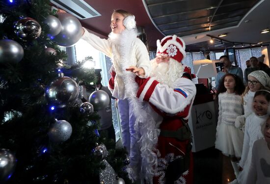 Всероссийский Дед Мороз посетил Останкинскую телебашню 