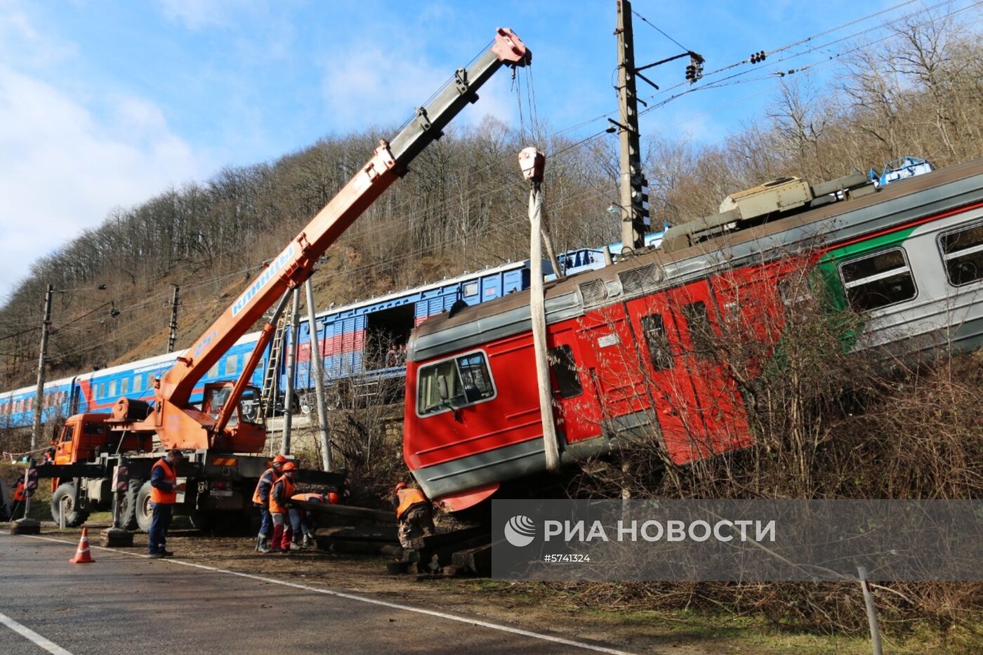 Два вагона пригородной электрички сошли с рельсов из-за селя в Краснодарском крае 