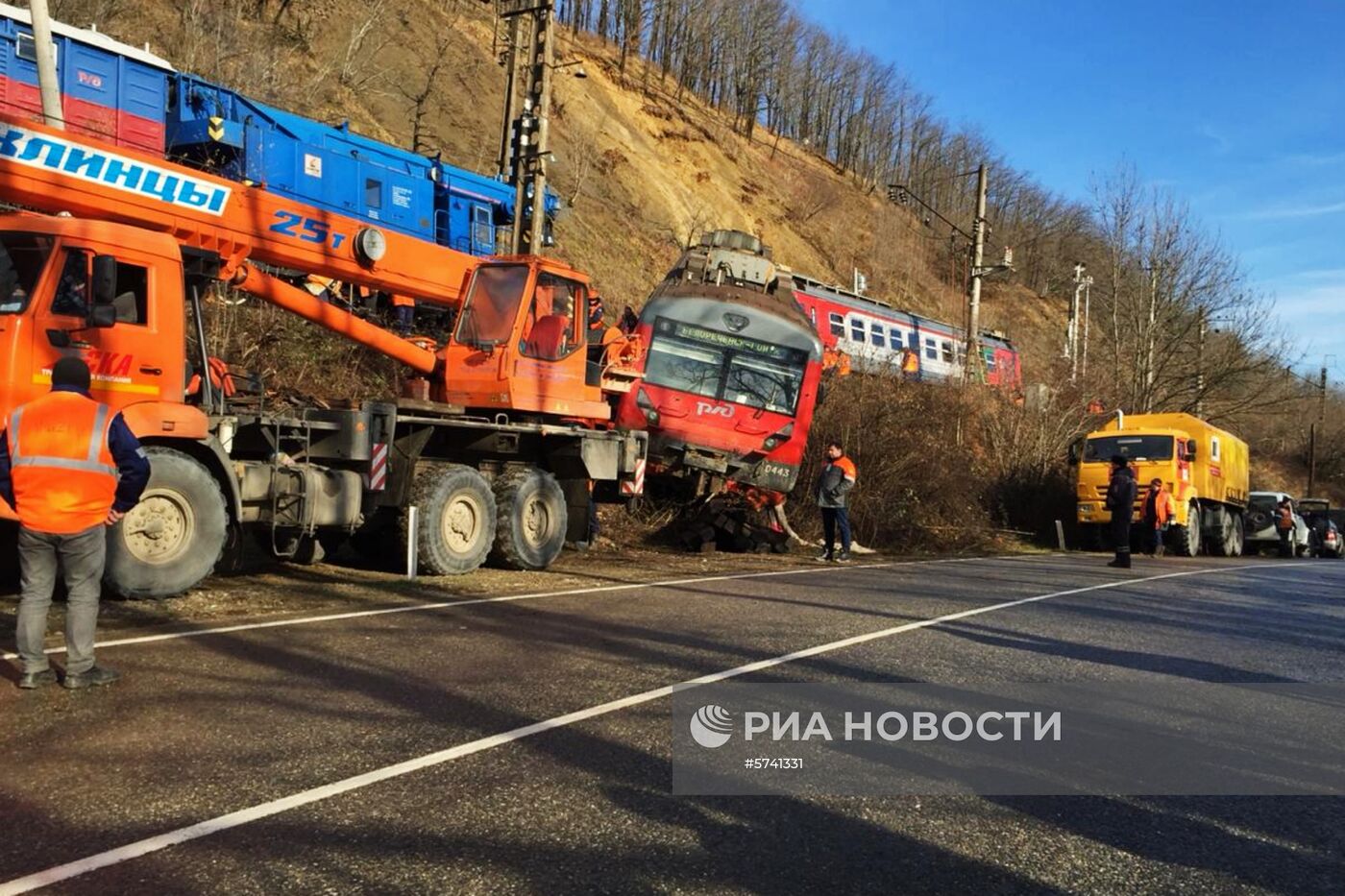 Два вагона пригородной электрички сошли с рельсов из-за селя в Краснодарском крае 