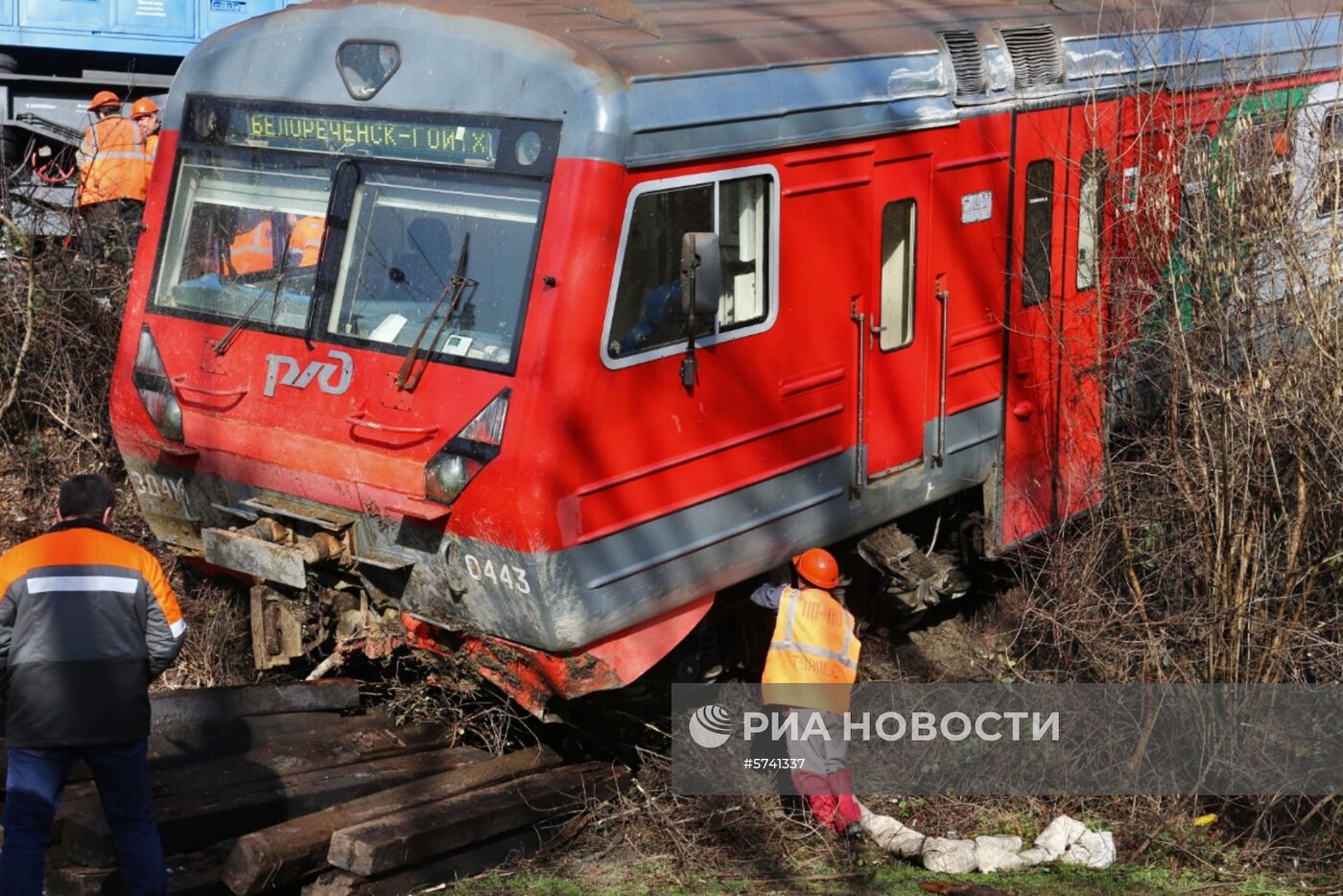 Два вагона пригородной электрички сошли с рельсов из-за селя в Краснодарском крае 