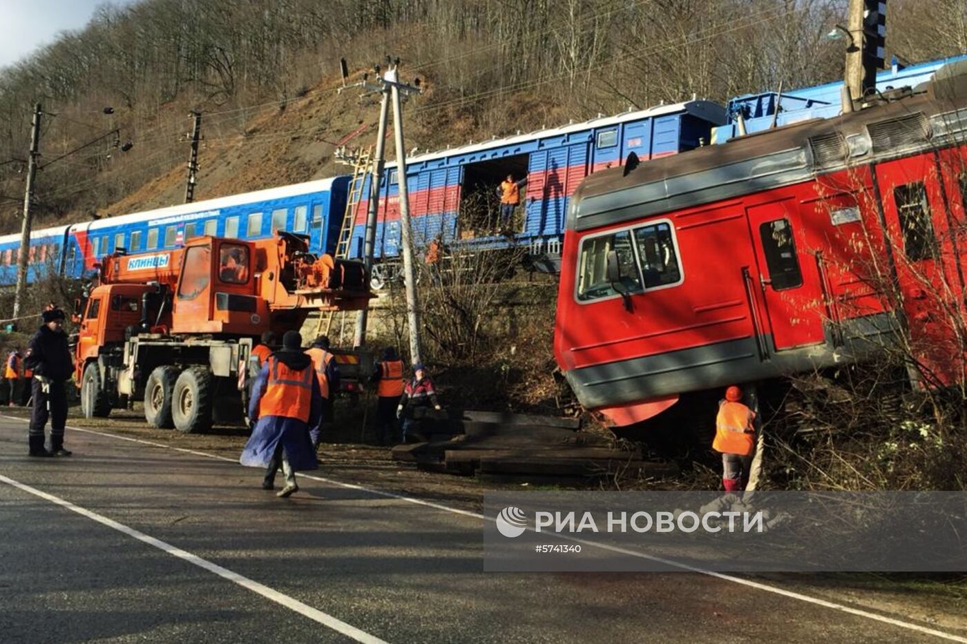 Два вагона пригородной электрички сошли с рельсов из-за селя в Краснодарском крае 