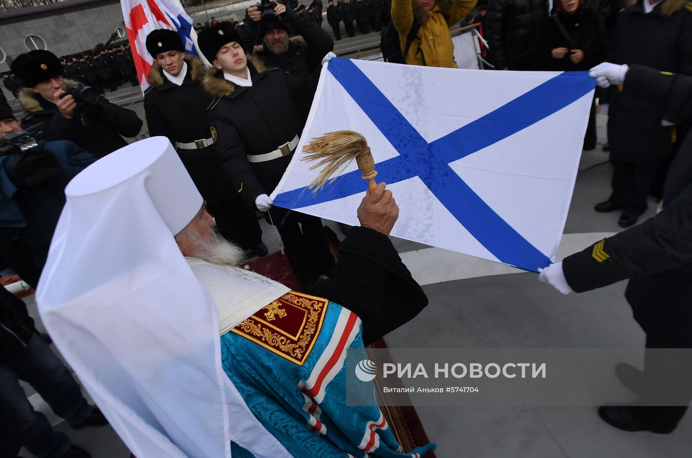 Подъем Андреевского флага на корвете "Громкий"