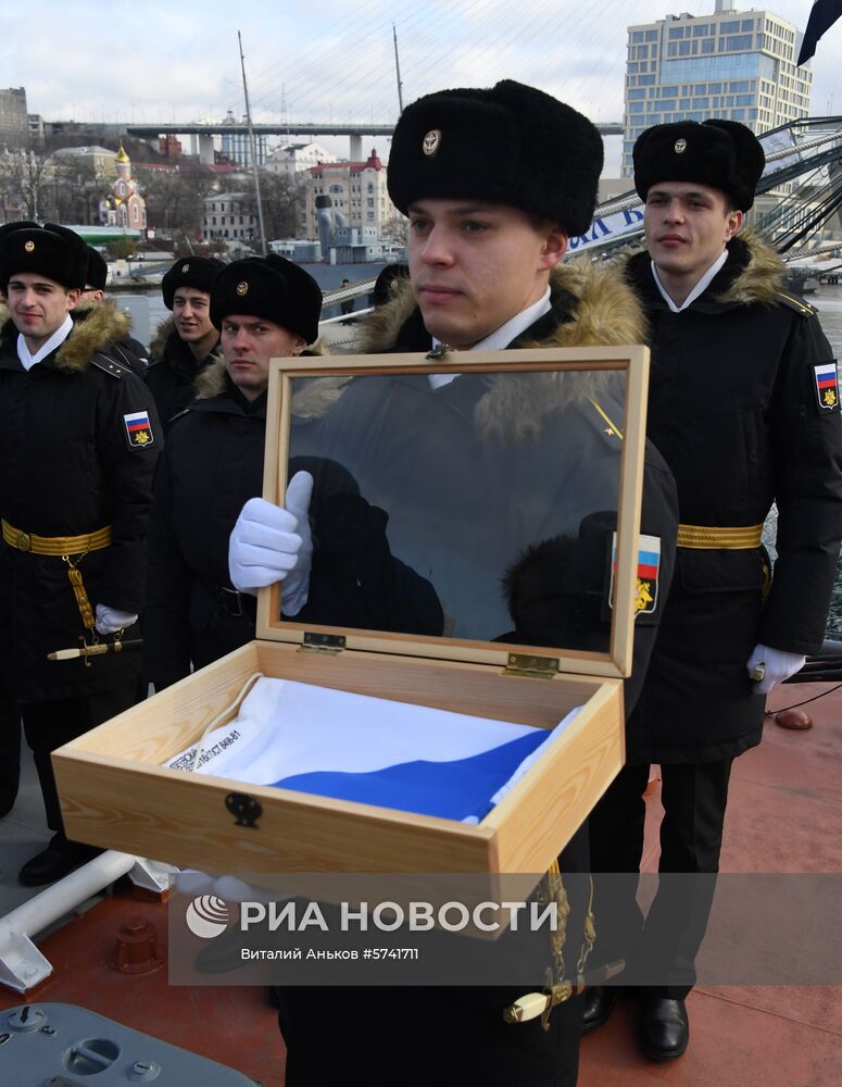 Подъем Андреевского флага на корвете "Громкий"