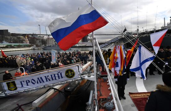 Подъем Андреевского флага на корвете "Громкий"