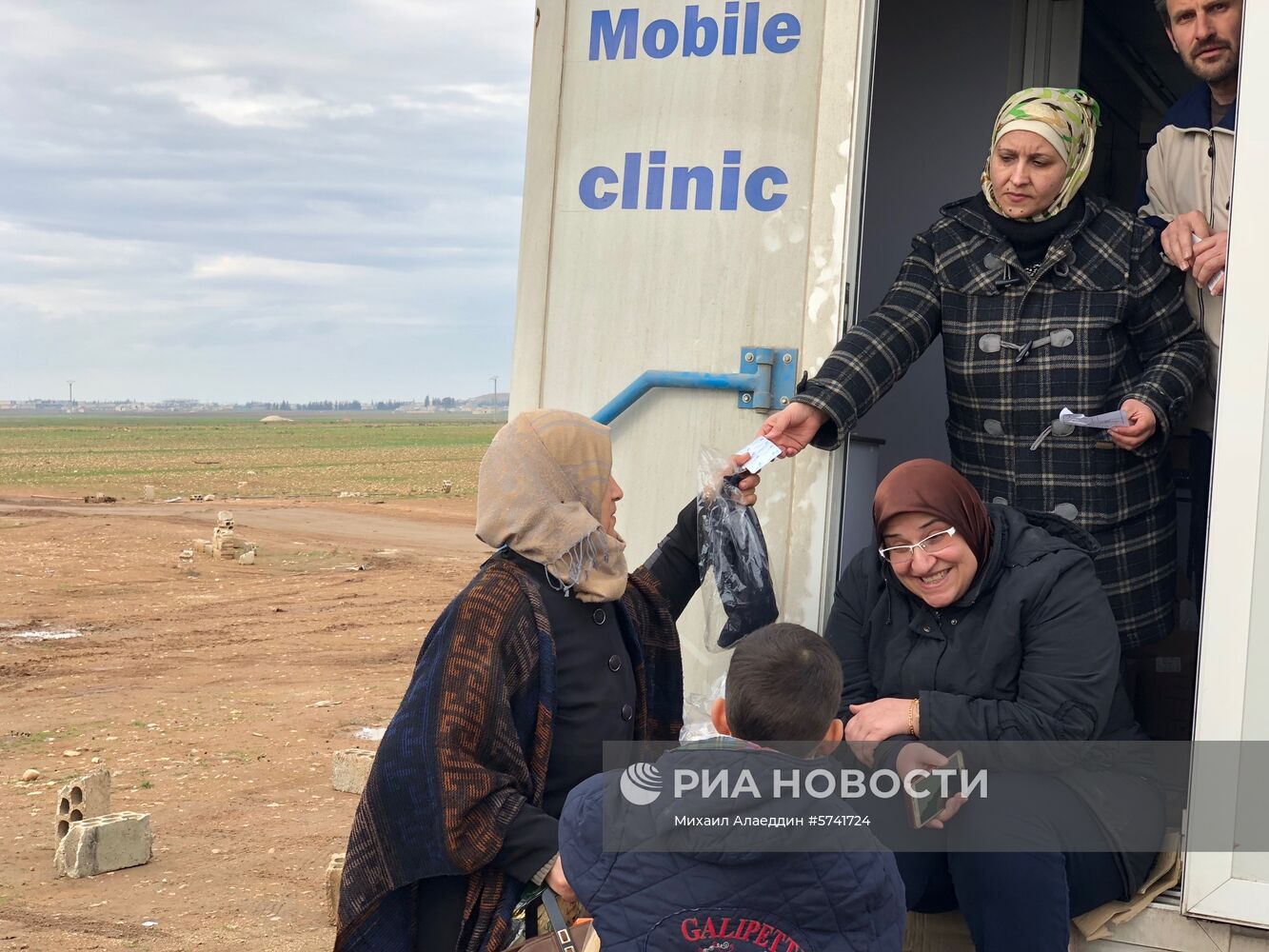 Беженцы покидают захваченную террористами провинцию Идлиб