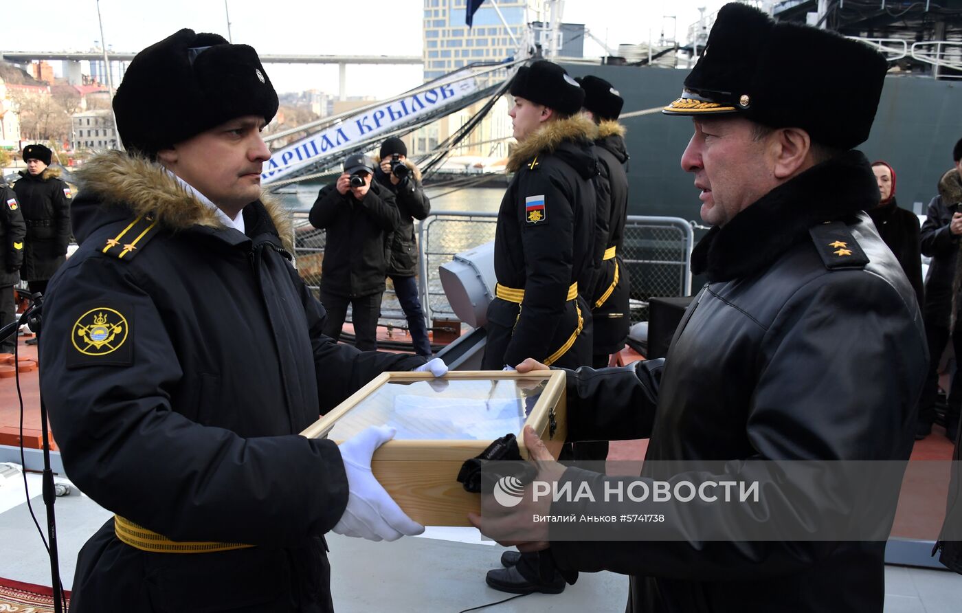 Подъем Андреевского флага на корвете "Громкий"