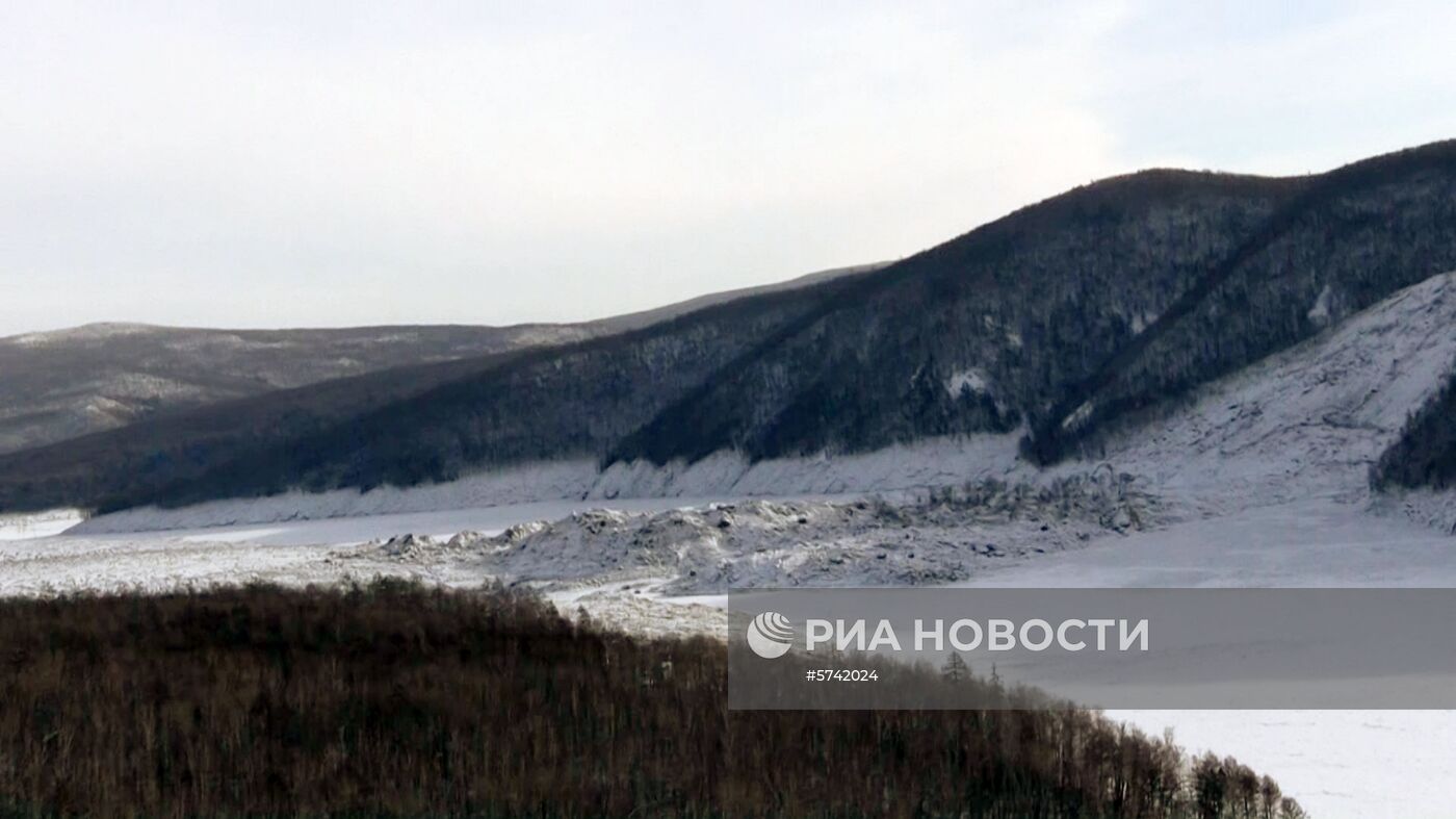 Последствия обрушения сопки в Хабаровском крае