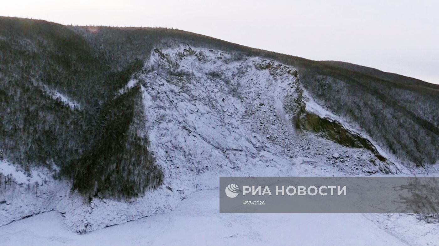 Последствия обрушения сопки в Хабаровском крае