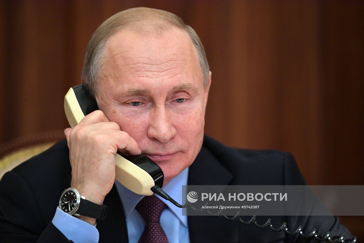 Президент РФ В. Путин поговорил по телефону с участником проекта "Мечтай со мной" А. Каипкуловым