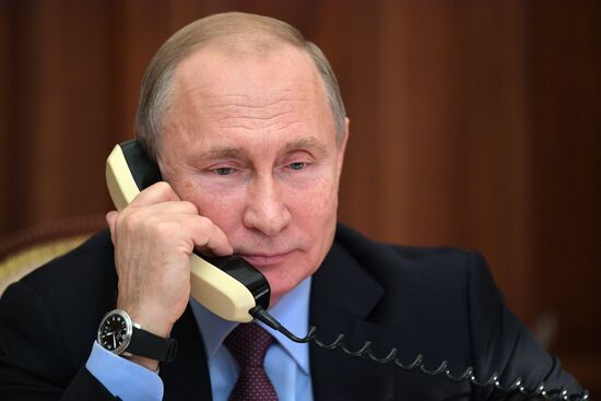 Президент РФ В. Путин поговорил по телефону с участником проекта "Мечтай со мной" А. Каипкуловым