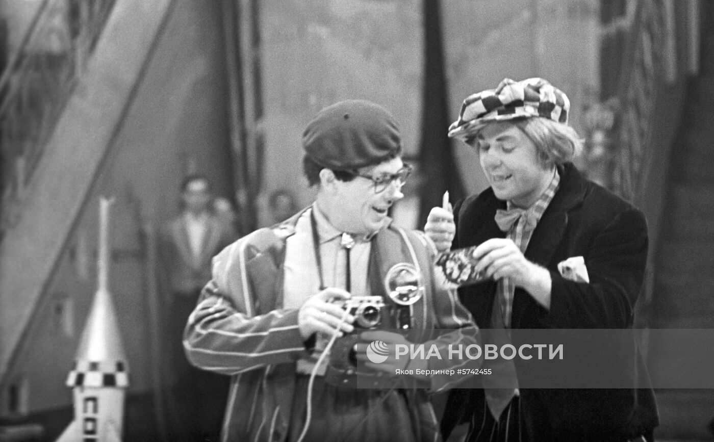 Артисты цирка О. Попов и А. Асадчев