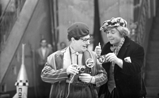 Артисты цирка О. Попов и А. Асадчев