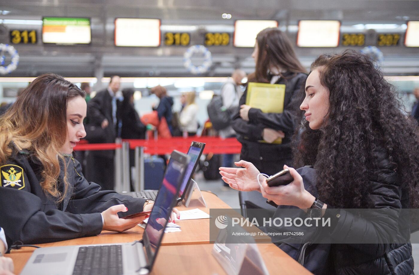 Акция "Узнай о своих долгах" в аэропорту Пулково