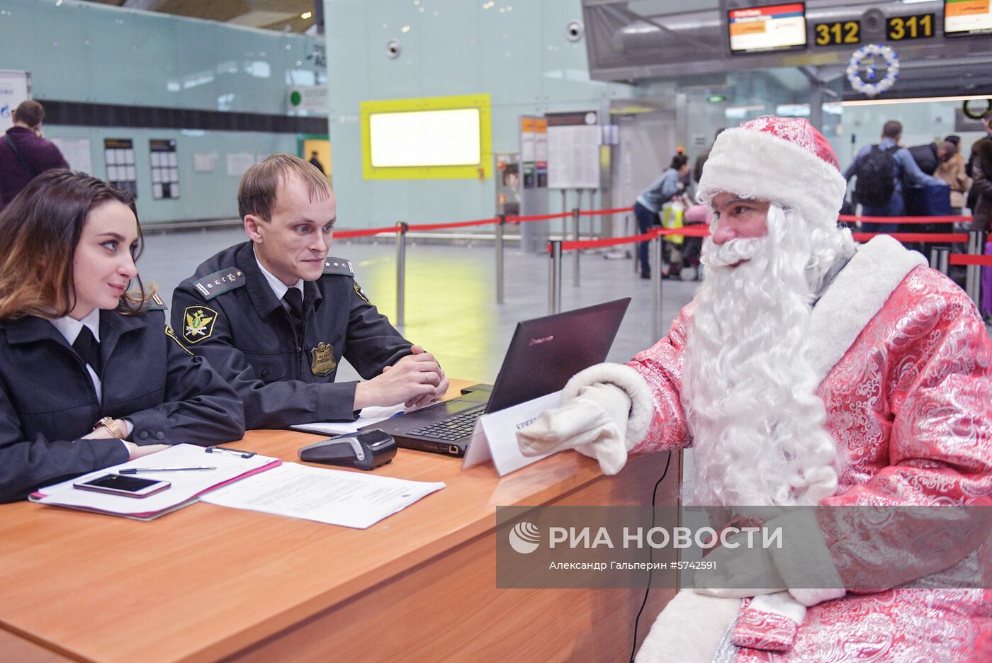 Акция "Узнай о своих долгах" в аэропорту Пулково