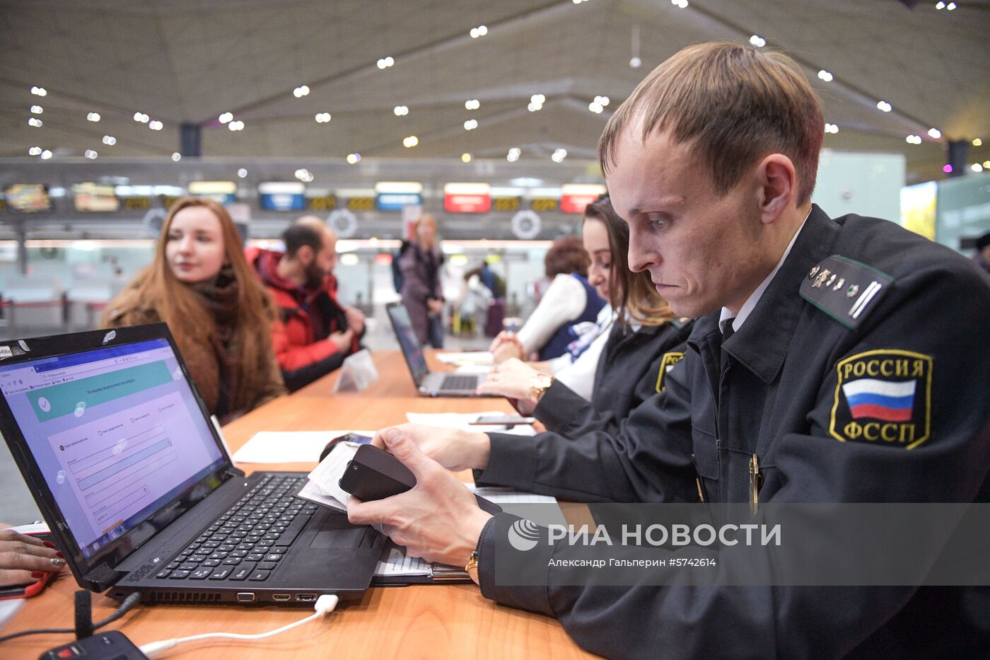 Акция «Узнай о своих долгах» в аэропорту Пулково