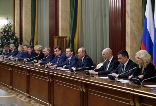 Президент РФ В. Путин провел встречу с членами правительства РФ