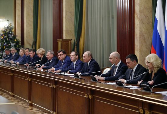 Президент РФ В. Путин провел встречу с членами правительства РФ