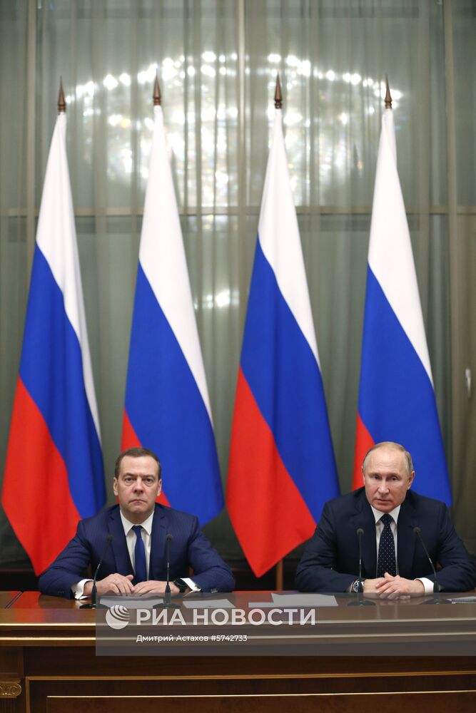 Президент РФ В. Путин провел встречу с членами правительства РФ