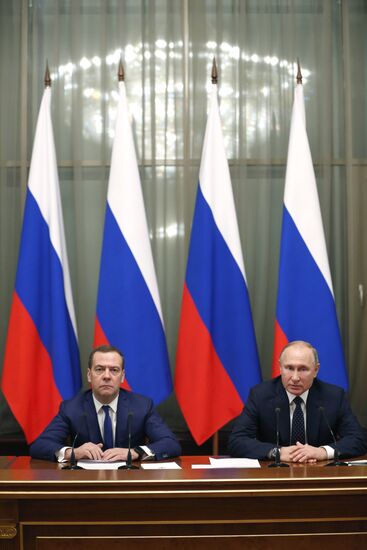 Президент РФ В. Путин провел встречу с членами правительства РФ