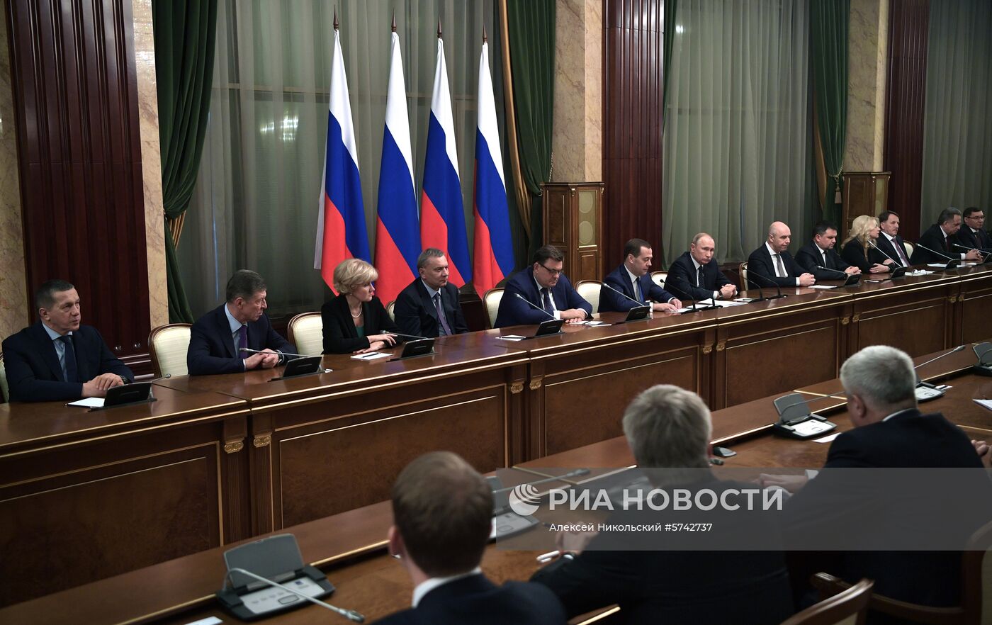 Президент РФ В. Путин провел встречу с членами правительства РФ