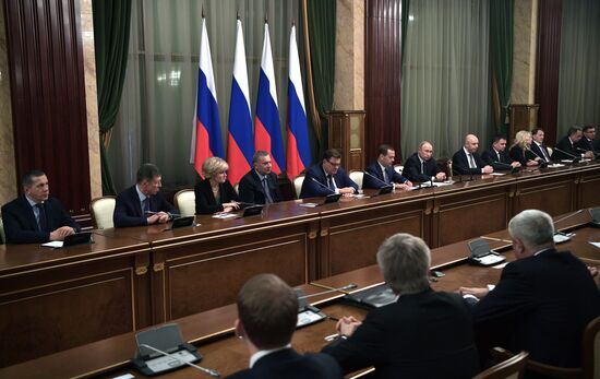 Президент РФ В. Путин провел встречу с членами правительства РФ