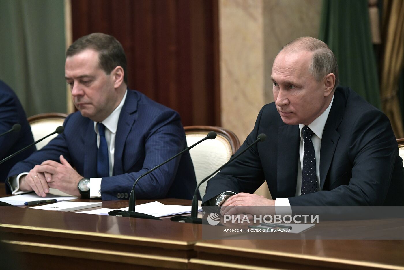 Президент РФ В. Путин провел встречу с членами правительства РФ