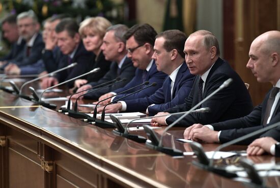 Президент РФ В. Путин провел встречу с членами правительства РФ