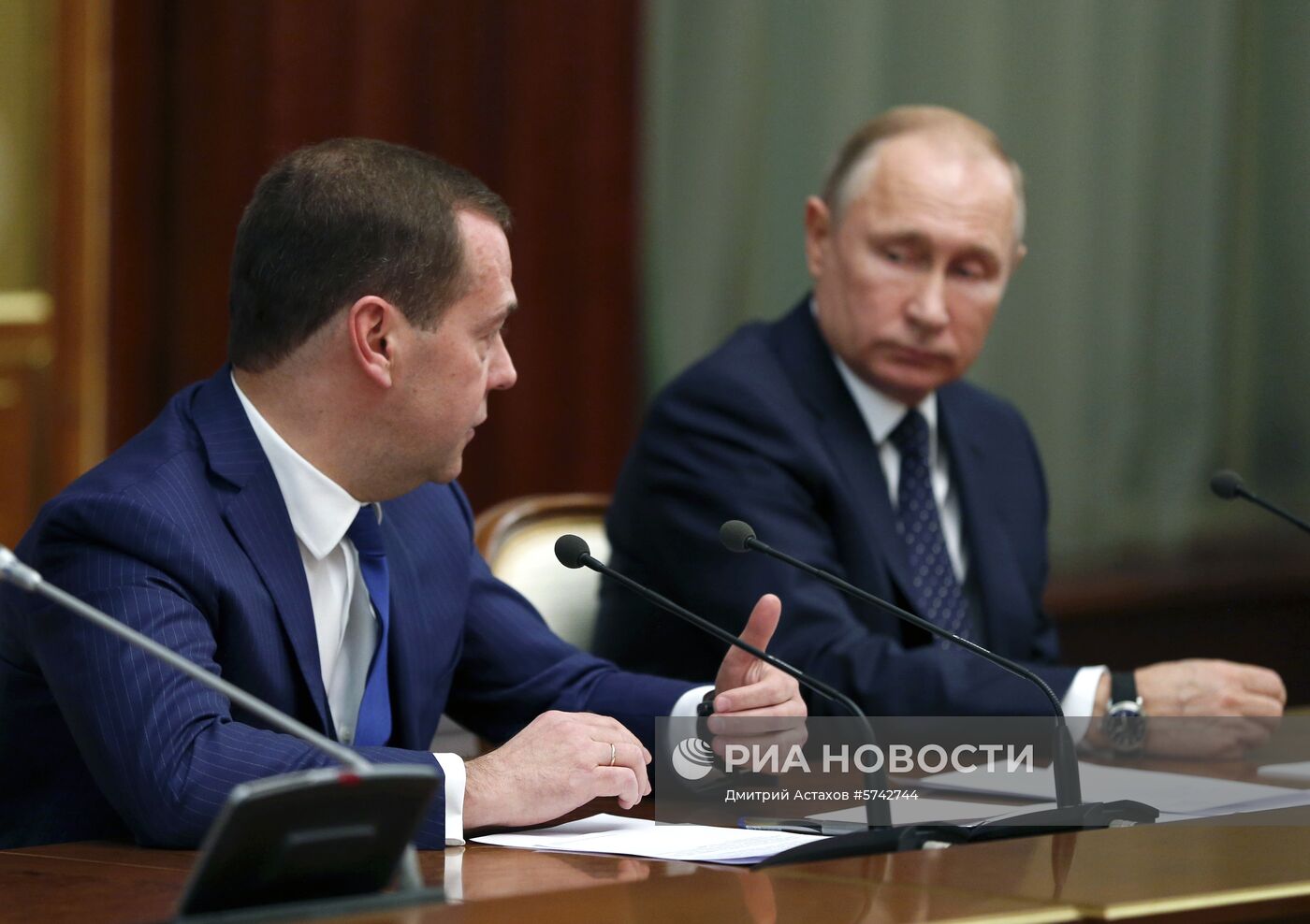 Президент РФ В. Путин провел встречу с членами правительства РФ