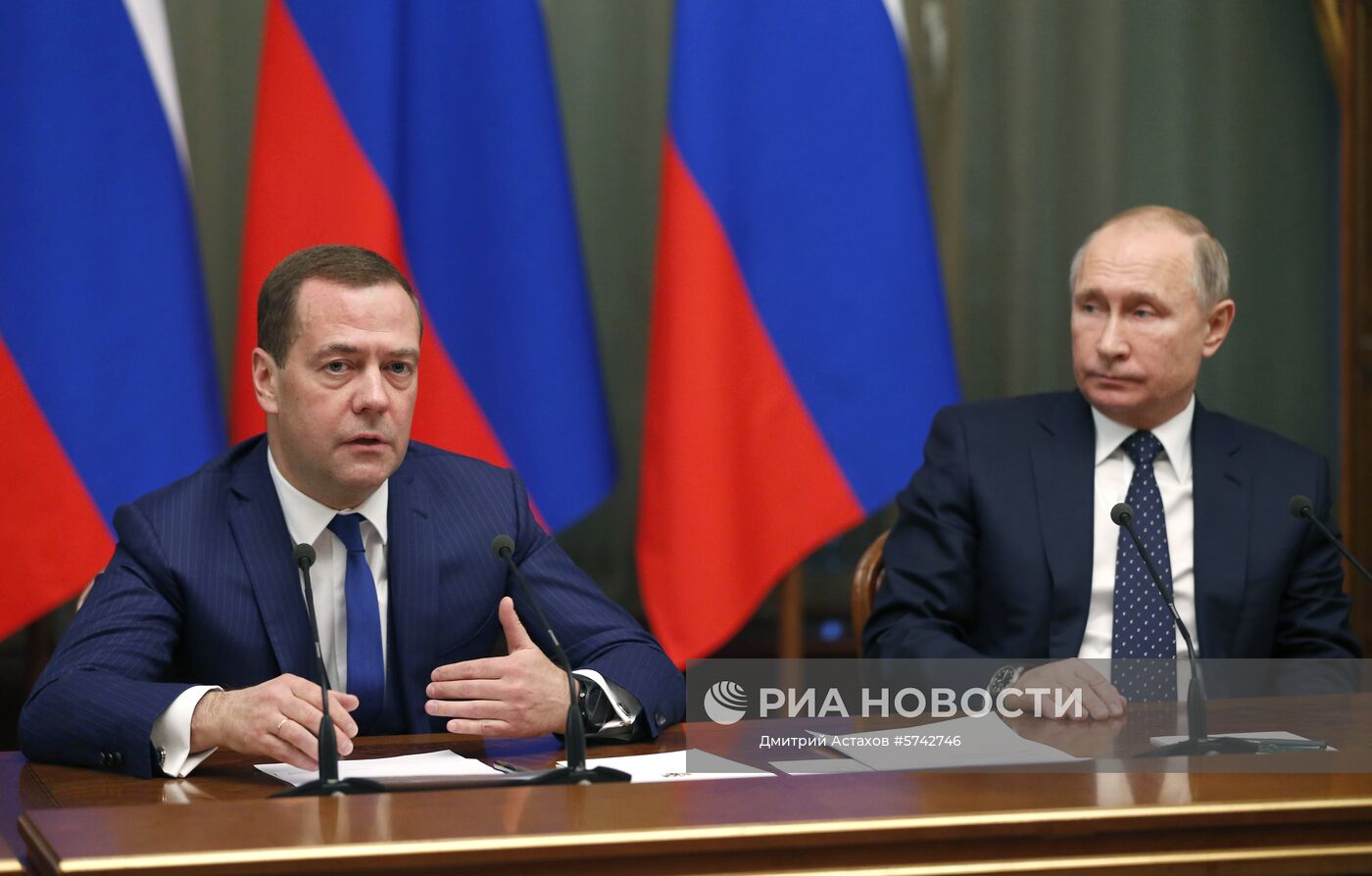 Президент РФ В. Путин провел встречу с членами правительства РФ