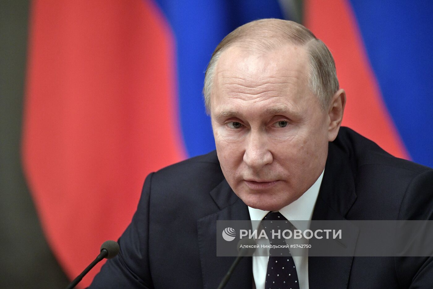 Президент РФ В. Путин провел встречу с членами правительства РФ