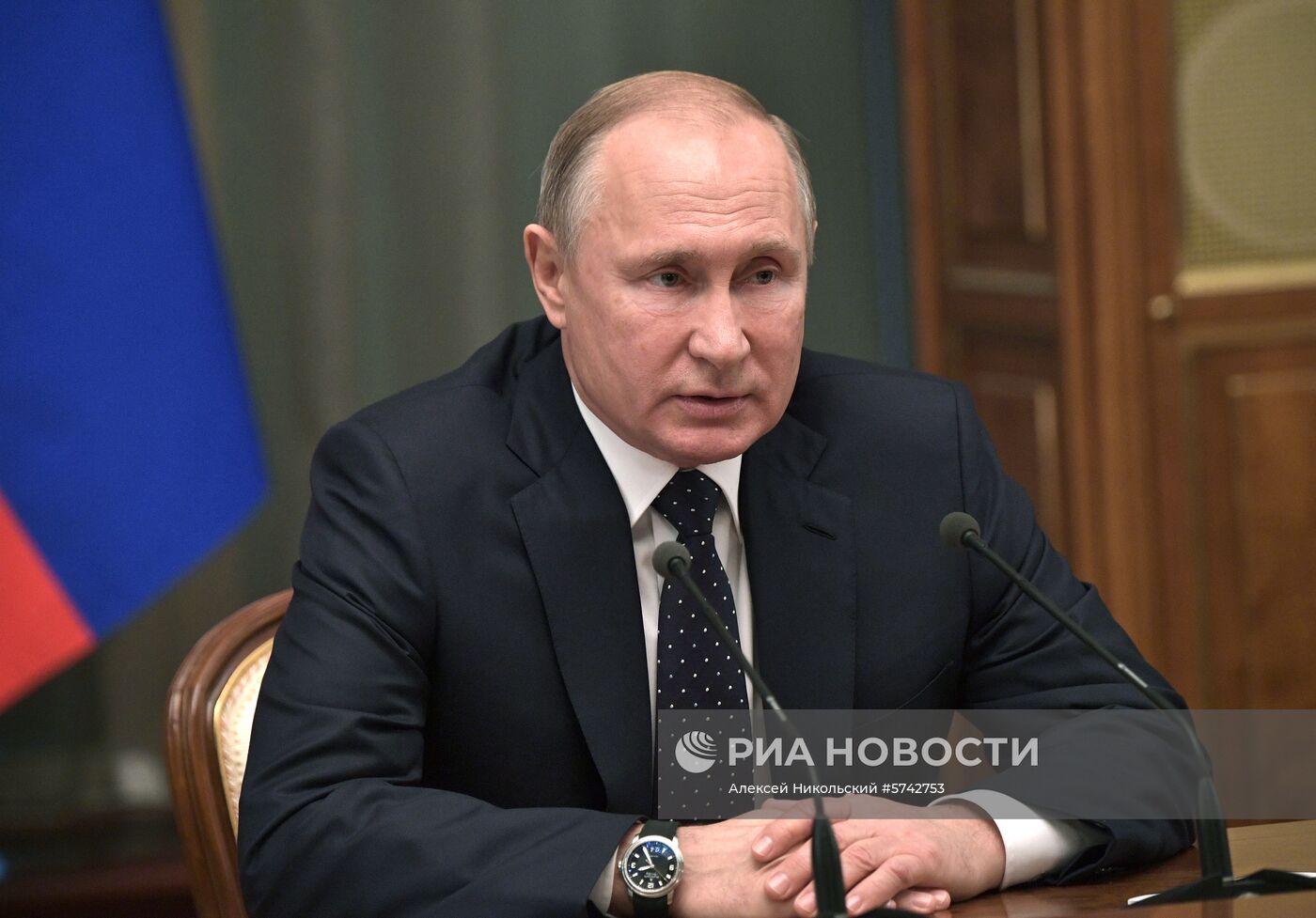 Президент РФ В. Путин провел встречу с членами правительства РФ