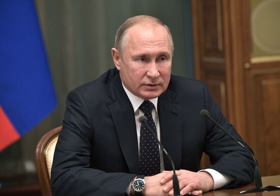 Президент РФ В. Путин провел встречу с членами правительства РФ