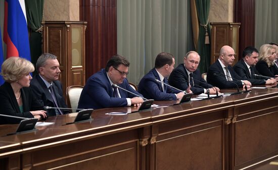 Президент РФ В. Путин провел встречу с членами правительства РФ