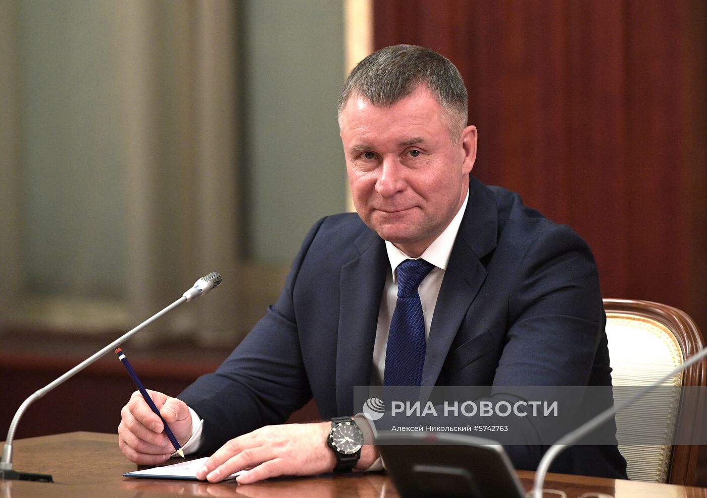 Президент РФ В. Путин провел встречу с членами правительства РФ