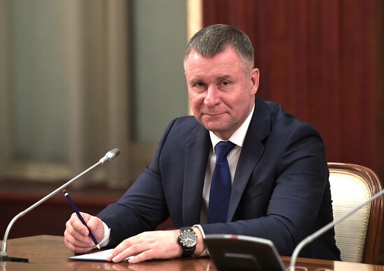 Президент РФ В. Путин провел встречу с членами правительства РФ