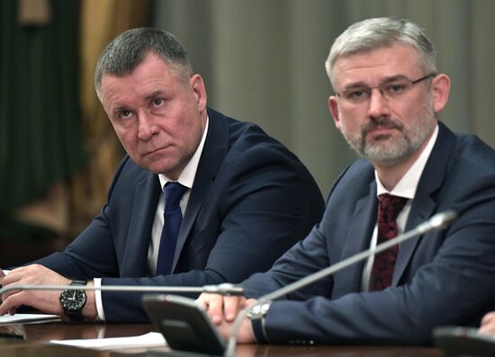 Президент РФ В. Путин провел встречу с членами правительства РФ