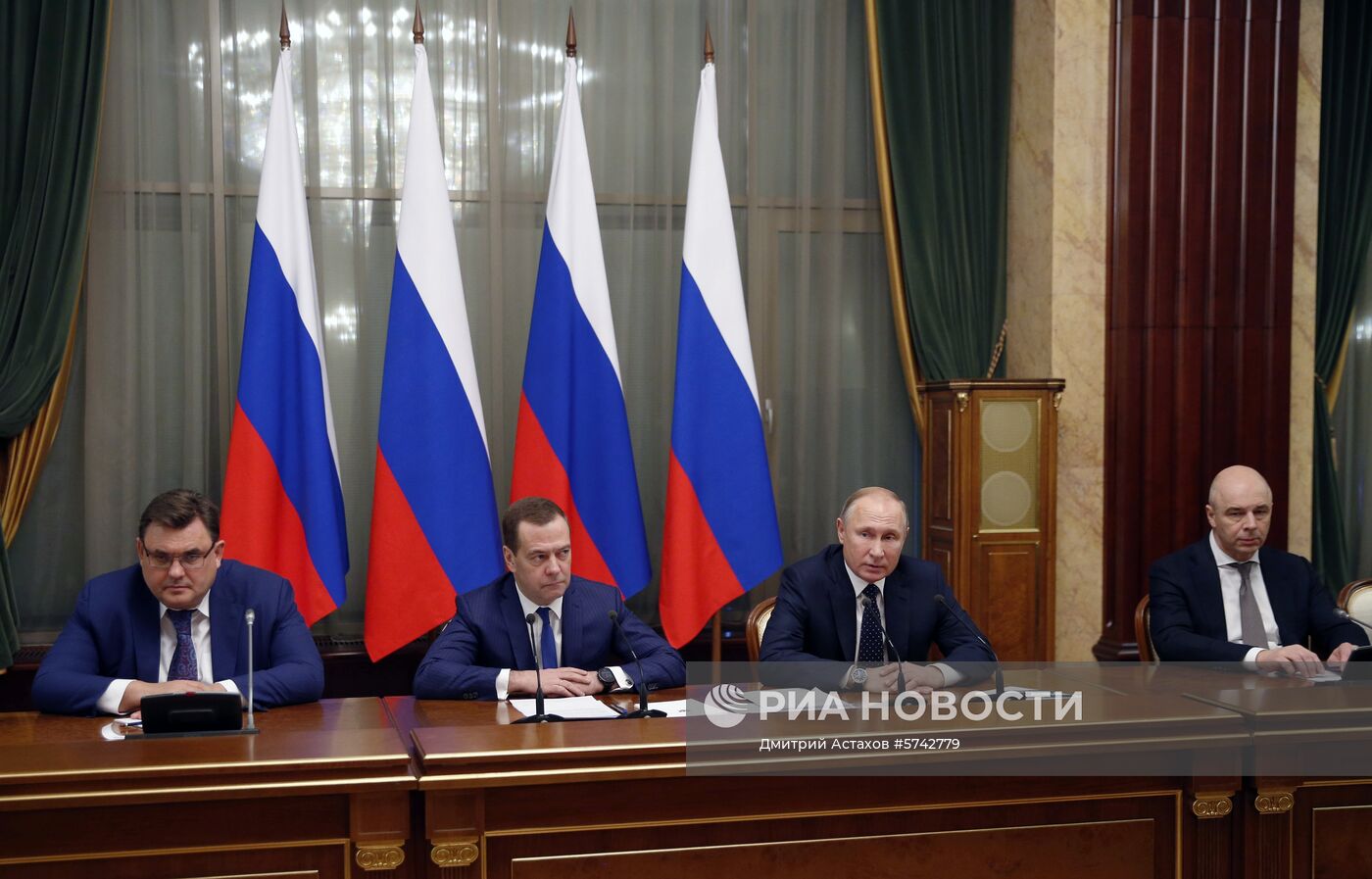 Президент РФ В. Путин провел встречу с членами правительства РФ
