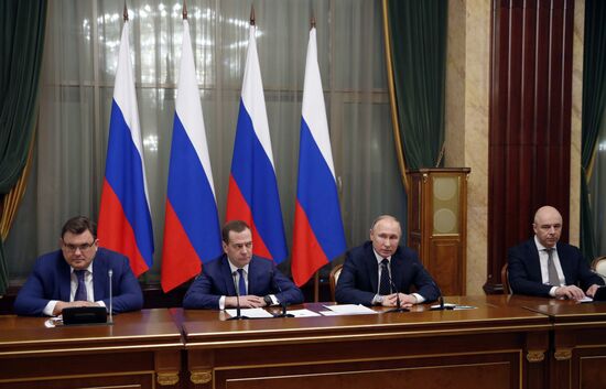 Президент РФ В. Путин провел встречу с членами правительства РФ