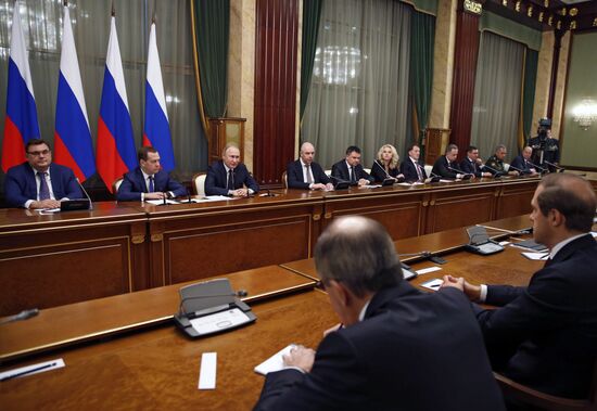 Президент РФ В. Путин провел встречу с членами правительства РФ