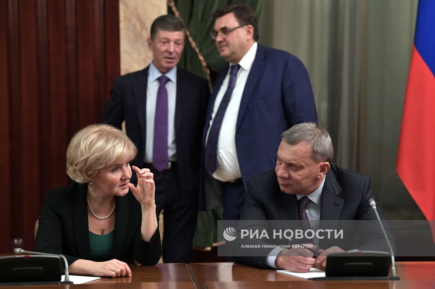 Президент РФ В. Путин провел встречу с членами правительства РФ