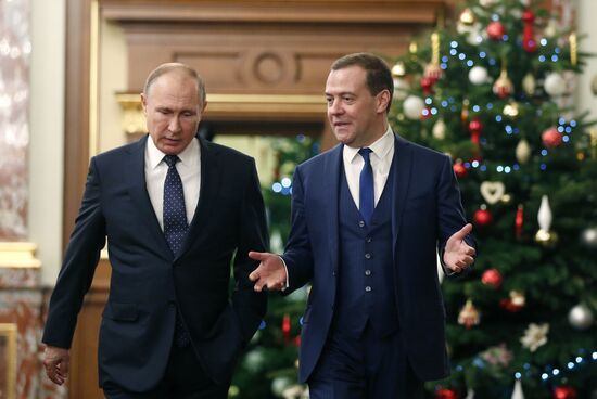 Президент РФ В. Путин провел встречу с членами правительства РФ