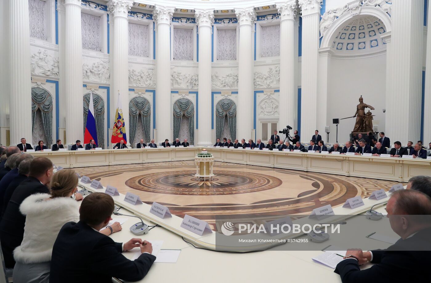 Президент РФ В. Путин провел встречу с представителями российских деловых кругов