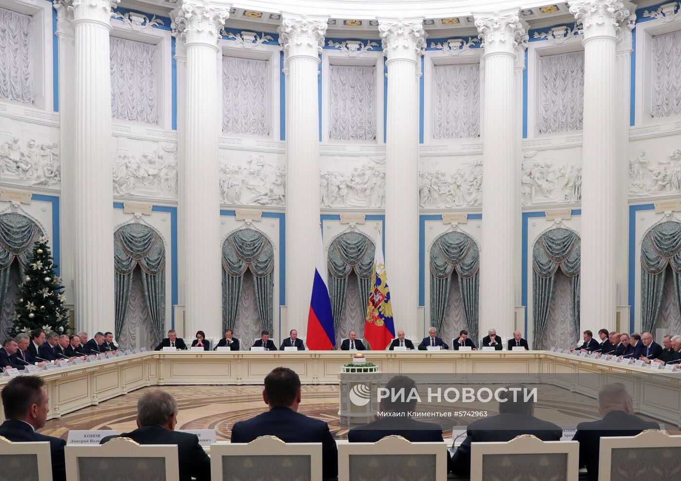 Президент РФ В. Путин провел встречу с представителями российских деловых кругов