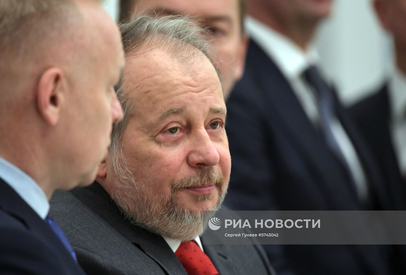 Президент РФ В. Путин провел встречу с представителями российских деловых кругов
