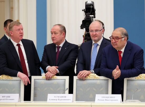 Президент РФ В. Путин провел встречу с представителями российских деловых кругов