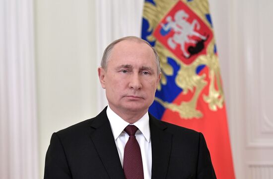 Президент РФ В. Путин поздравил сотрудников и ветеранов МЧС РФ