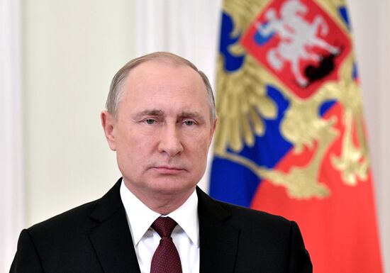 Президент РФ В. Путин поздравил сотрудников и ветеранов МЧС РФ