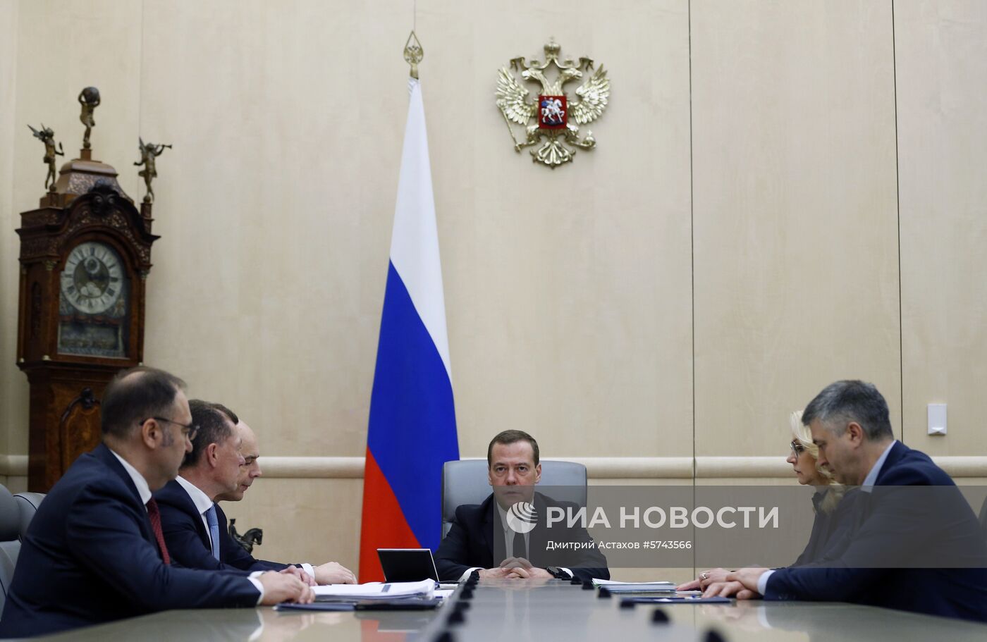 Премьер-министр РФ Д. Медведев провел совещание по вопросам пенсионного обеспечения