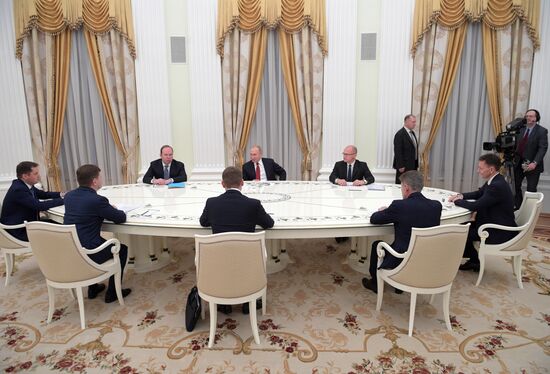 Президент РФ В. Путин провел встречу с избранными главами ряда субъектов РФ