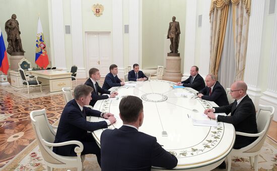 Президент РФ В. Путин провел встречу с избранными главами ряда субъектов РФ